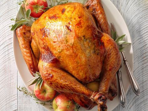 10+ Best Thanksgiving Turkey Recipes | Reader's Digest Canada Fresh Cranberry Salad, Sage Turkey, Thanksgiving Dinner Plates, Herb Roasted Turkey, Roast Turkey Recipes, Thanksgiving Leftovers, Turkey Recipe, Cooking Turkey, Thanksgiving Menu