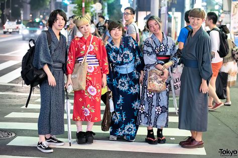 Yukata literally means bath(ing) clothes, although their use is not limited to after-bath wear, and are used during the hot summer months. Traditionally yukata were mostly made of indigo-dyed cotton but today a wide variety of colors and designs are available. Yukata is what younger people wear bright, vivid colors and bold patterns, while older people wear dark, matured colors and dull patterns. Kimono Festival Outfit, Summer Festival Outfits, Outfits Japan, Japan Summer, Japanese Yukata, Fireworks Festival, Modern Kimono, Japanese Clothes, Japanese Festival