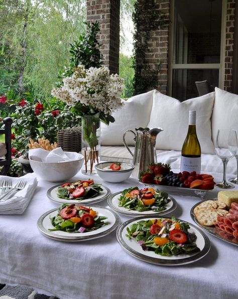 Tips for Hosting a Perfect Dinner Party Outdoor Dinner Party Menu, Summer Notebook, Beautiful Salads, Patio Entertaining, Entertaining Dinner, Perfect Dinner Party, Diy Entertainment, Dinner Party Decorations, Outdoor Dinner Parties