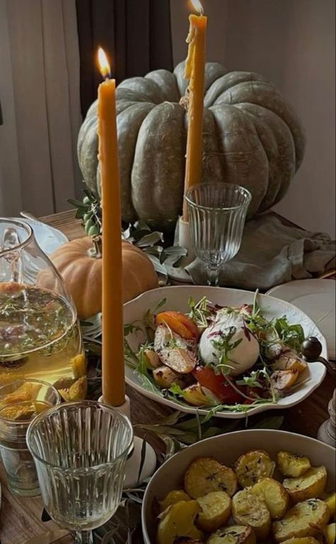 Lunch Table Set Up, Fall Dinner Aesthetic, Fall Dinner Party Aesthetic, Halloween Dinner Table Decor, Autumn Dinner Table, Hosting Aesthetic, Autumn Dinner Party, Diner Aesthetic, Friendsgiving Dinner Party