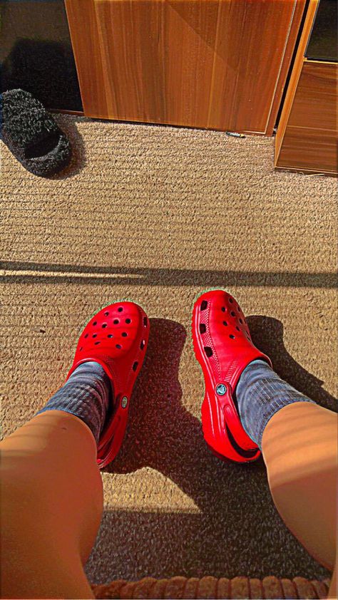 Red Crocs Aesthetic, Red Crocs Outfit, Red Crocs Shoes, Gabe Core, Uk Vibes, Aesthetic Crocs, Crocs Aesthetic, Red Crocs, Crocs Ideas