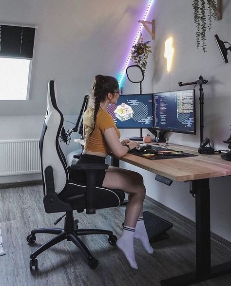 Programmer Room Design, Small Streaming Desk, Female Gamer Setup, Female Gaming Setup, Programmer Room, Programmer Desk, Programmer Aesthetic, Programmers Desk, Programmer Girl