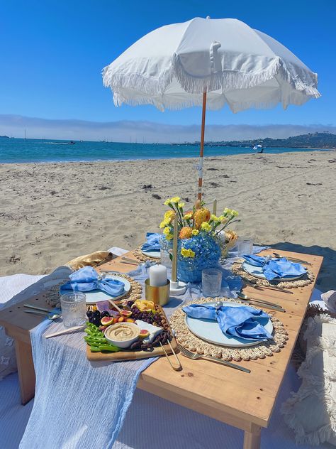 Blue Birthday Picnic, Blue Beach Picnic, Cute Beach Set Up, Blue Theme Picnic, Blue Picnic Theme Party, Classy Beach Theme Party, Blue Picnic Aesthetic, Beach Set Up, Luxury Picnic Setup