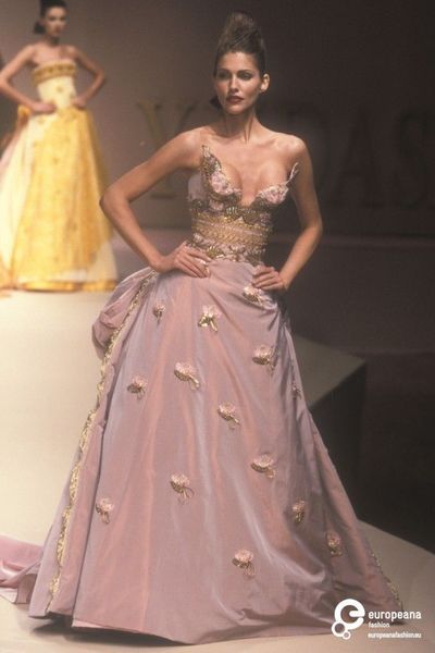 Valentin Yudashkin, Autumn-Winter 1998, Couture | Valentin Yudashkin Pink Medieval Dress, 1998 Couture, Valentin Yudashkin, Runway Gowns, Runway Fashion Couture, Gut Feeling, Prom Dress Inspiration, Fashion Catalogue, Couture Vintage