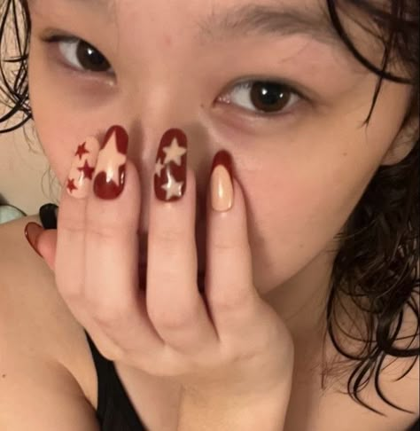 Plain Star Nails, Stargirl Nails Red, Yk2 Nails Stars, Brown Star Nails, Orange Star Nails, Nail Star Designs, Star Nails Almond, Star Gel Nails, Y2k Star Nails