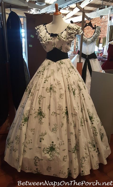 Gone With The Wind Museum, Victorian Floral Dress, Vivien Leigh Gone With The Wind, 1800s Dresses Princesses, Gone With The Wind Aesthetic, Dresses From The 1800s, Gone With The Wind Dresses, 1800s Dresses, Era Dresses