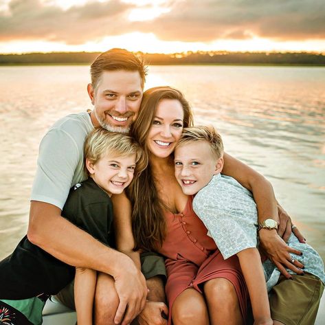 @jaidenphotography on Instagram: “The view from a boat is good for the soul 💦 Always the BEST of ADVENTURES with this family. Love them & our many years together!!!” Family Photos Near Water, Family Photos On Dock, Family Photos By The Lake, Family Pictures On A Dock, Family Photos By Pond, Family Pictures By Water, Boating Family Pictures, Family Photo Lake Picture Ideas, Large Family Photo Shoot Ideas Lake