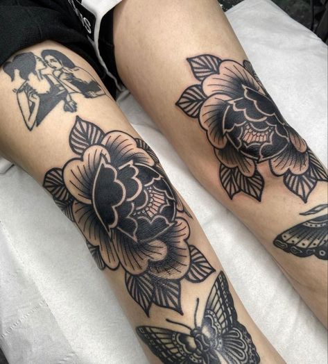 Traditional Tattoo Knee, Knee Tattoo Ideas, Black Flowers Tattoo, Cover Up Tattoos For Women, Traditional Tattoo Flowers, White Tattoos, Muster Tattoos, Elbow Tattoos, Tattoo Ideas For Men