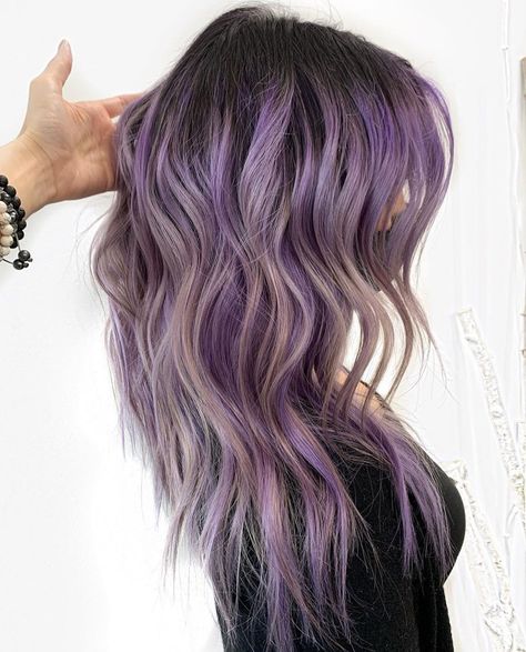 Lilac Hair With Shadow Root, Light Purple Hair Dark Roots, Lilac Shadow Root, Shadow Root Colored Hair, Lilac Hair Dark Roots, Dark Shadow Root, Root Shadowing, Shadow Root Hair, Purple Highlights Blonde Hair