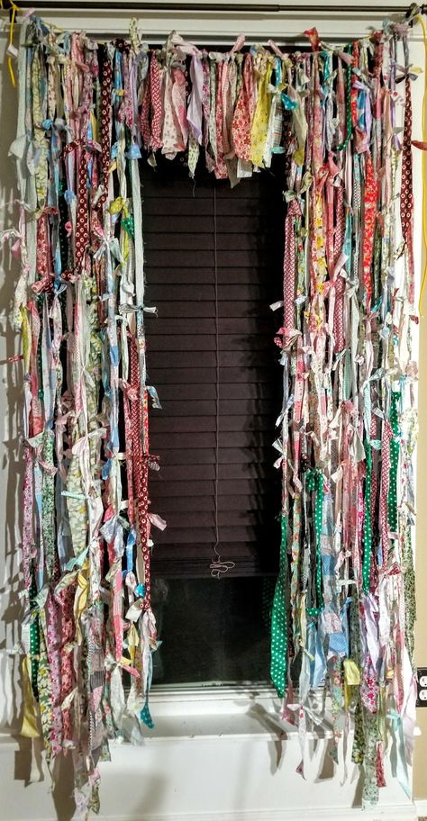 Laundry Curtain, Fabric Strip Curtains, Garland Photo Backdrop, Diy Fabric Garland, Shed To Home, Boho Things, Hippie Curtains, Loom Knitting Tutorial, Chic Curtains