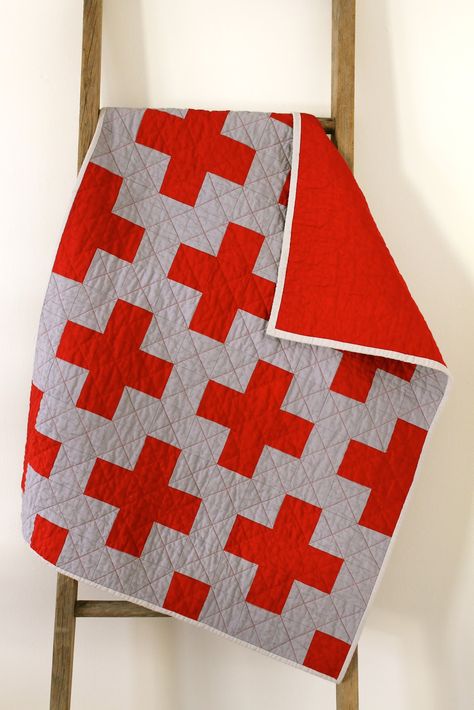 craftyblossom: red cross baby quilt. Plus Quilt, Two Color Quilts, Cross Quilt, Red And White Quilts, Solid Quilt, Quilt Modernen, Feedsack Fabric, Pretty Quilt, Quilt Baby