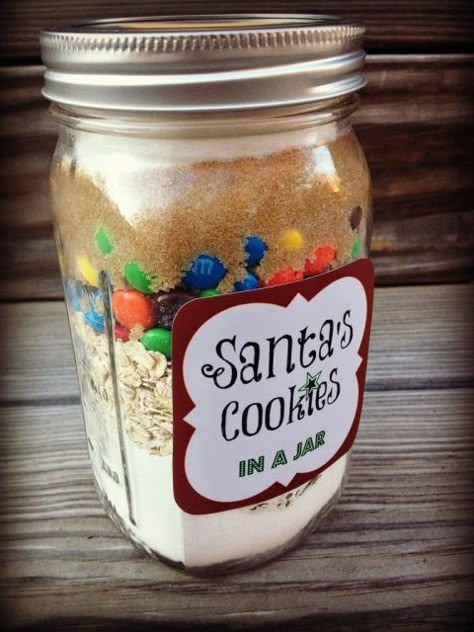 Help your loved ones make putting cookies out for Santa a little bit easier. Get the recipe from Cul de Sac Cool. Jar Food Gifts, Mason Jar Cookie Recipes, Baked Gifts, Mason Jar Cookies Mix, Diy Gifts In A Jar, Diy Christmas Cookies, Cookies In A Jar, Cookies And Candy, Gifts In A Jar