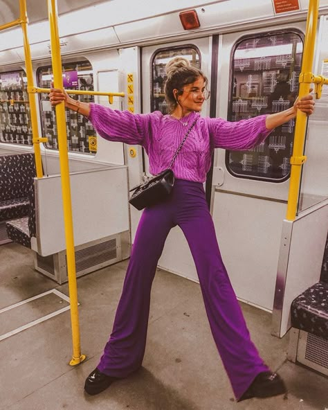 Hang loose Purple Flare Pants Outfit, Colorful Spring Fashion, Colorful Pants Outfit, Purple Outfit, Purple Outfit Ideas, Purple Pants Outfit, Mode Monochrome, Mode Prints, Purple Pants