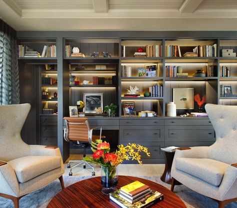 28 Dreamy home offices with libraries for creative inspiration Home Office Library Ideas, Transitional Home Office, Built In Bookshelves, Home Office Library, Home Theaters, Cozy Home Office, Office Library, Home Library Design, Transitional House