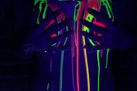 Blacklight Photoshoot Ideas, Black Light Paint Photoshoot, Neon Body Painting Acrylic, Black Light Photoshoot Ideas, Neon Paint Photoshoot, Uv Photoshoot, Glow In The Dark Photoshoot, Black Light Body Painting, Black Light Photoshoot