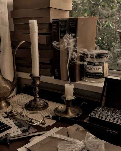 Dark Hogwarts Aesthetic, Dark Hogwarts, Dark Academia Room Ideas, Dark Academia Room, Academic Aesthetic, Light Academia Aesthetic, Dark Academia Decor, Aesthetic Dark Academia, Hogwarts Aesthetic