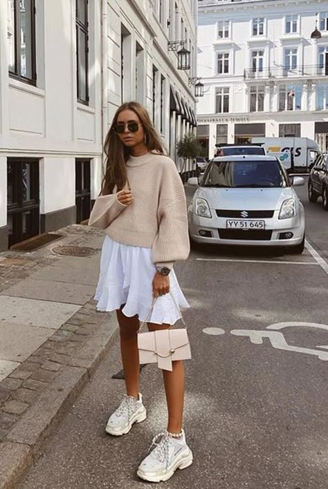 Skandinavian Fashion, Outfit Chic, Woman Standing, Mode Inspo, 가을 패션, Fashion Mode, Mode Inspiration, Outfit Casual, Spring Summer Outfits