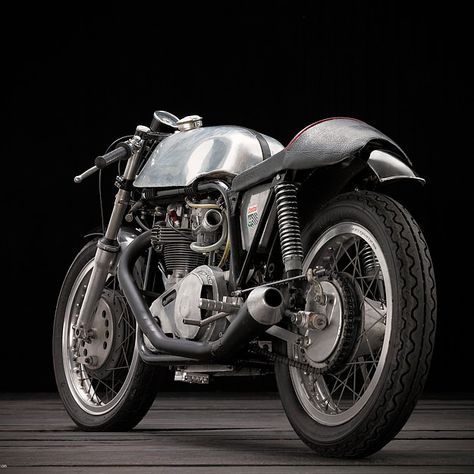 Old-school, impossibly cool vintage Norton. Norton Cafe Racer, Brat Motorcycle, Moto Triumph, Norton Motorcycle, Cafe Racer Style, Cafe Bike, British Motorcycles, Bike Exif, Custom Cafe Racer