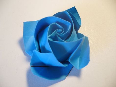 Easy Origami Rose, Origami Home Decor, Rose Step By Step, Romantic Gifts For Girlfriend, Origami Star Box, Tutorial Origami, Origami Ball, Second Wedding Anniversary, Origami For Beginners