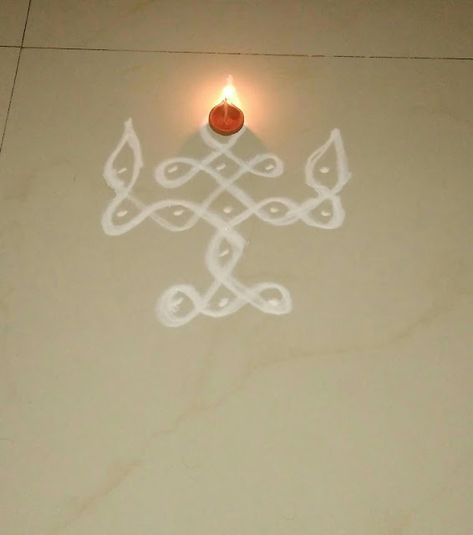 Rangoli Dots, Designer Rangoli, Calligraphy Lines, Border Kolam, Deepam Kolam, Indian Rangoli Designs, Dot Kolam, Pattern Design Drawing, Dots Kolam