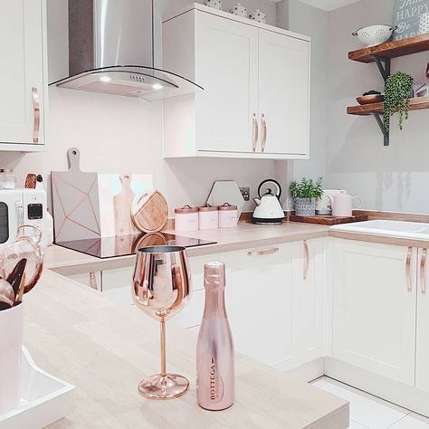 Rose gold kitchen handles and accessories Rose Gold Kitchen Decor, Rose Gold Kitchen Accessories, Gold Kitchen Decor, Gold Kitchen Accessories, Rose Gold Kitchen, Rose Gold Decor, Kitchen Decor Apartment, Cosy Living, Gold Kitchen