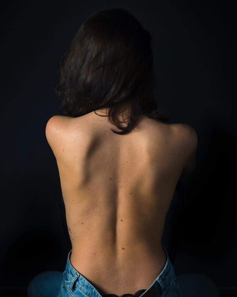 Bare Back Photography, Scratching Back Reference, Women Back Aesthetics, Back Female Reference, Nice Back Women, Woman Upper Body Reference, Woman’s Back Reference, Female Back Reference Photo, Persons Back Reference