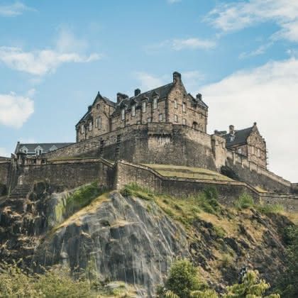 Castle Of Edinburgh, Edinburgh Castle Drawing, Edinburgh Castle Aesthetic, British Landmarks, Edinburgh Castle Scotland, Things To Do In Edinburgh, Uk Map, Stay In A Castle, Edinburgh Travel