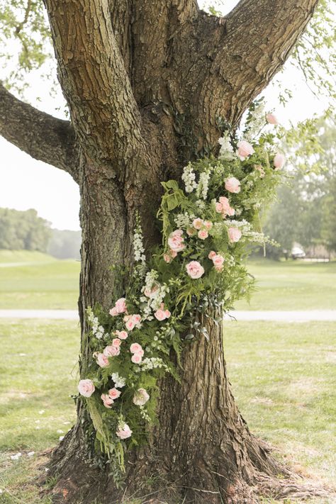 Wedding Under Tree Decoration, Ceremony Tree Decor, Wedding Under Tree, Wedding Ceremony Tree, Decor For Wedding Ceremony, Wedding Under Trees, Oak Tree Wedding Ceremony, Tree Wedding Ceremony, Floral Ceremony