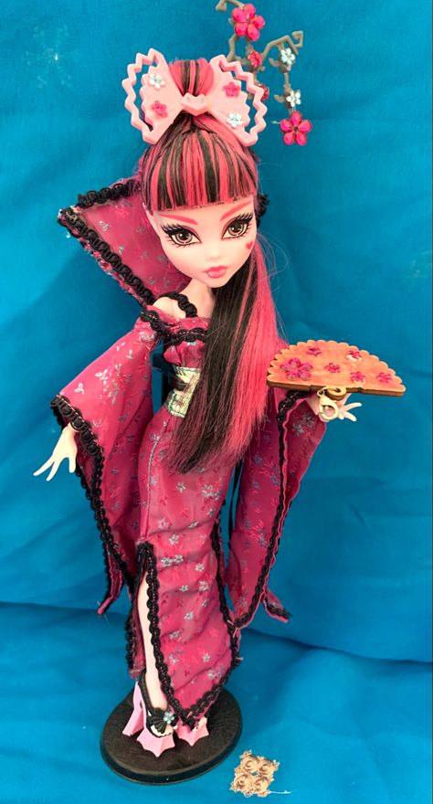 Monster High Doll Poses, Rare Monster High Dolls, G1 Draculaura, Draculaura Dress, Draculaura Fashion, Monster High Aesthetic Outfit, New Monster High Dolls, Monster High Doll Clothes, Monster Pictures