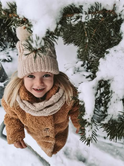 Family Pictures Snow, Snow Family Pictures, Winter Portraits Photography, Winter Family Photoshoot, Winter Family Photography, Winter Family Pictures, Pictures Winter, Toddler Pictures, Snow Photoshoot