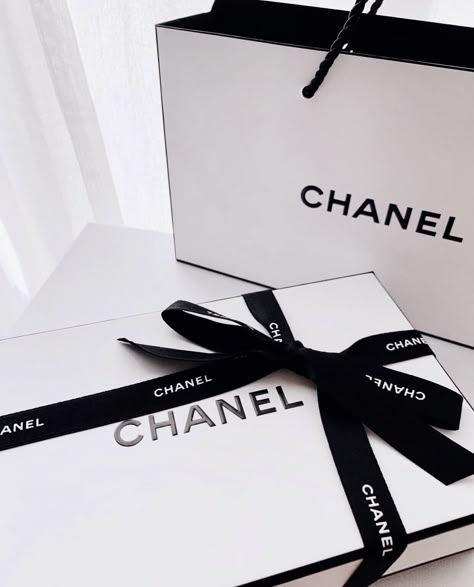 Korean Girl Style, Luxury Packaging Design, Chanel Black And White, Angel Fashion, Chanel Collection, Chanel Makeup, K Fashion, Face Earrings, 背景 シンプル