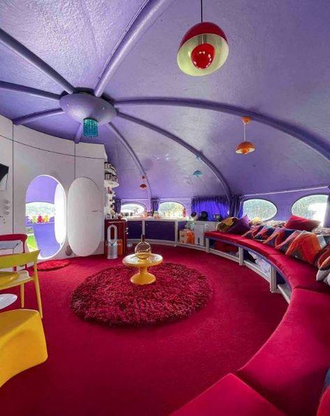 Space Age Wedding, 90s Futurism Interior Design, 50s Futurism Interior Design, Retro Futurism Restaurant, 1950s Futurism House, Retrofuturism Aestethic Interior, Neo Futurism, Hunting Room, 70s Interior