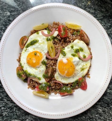 Use Farro for an Excellent Crispy Grain Cake High Volume Low Calorie Recipes, Koshari Recipe, Flexible Dieting Recipes, Breakfast Egg Muffin, Macros Diet Recipes, High Volume Low Calorie, Macro Breakfast, Dinner For 1, Breakfast Hash Recipes