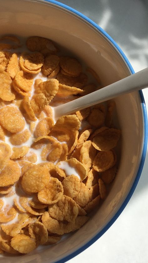 Cereal Aesthetic Wallpaper, Cornflakes Aesthetic, Morning Snaps, Breakfast Vegetables, Drinks Juice, Quick Lunch Recipes, Instagram Breakfast, Tastemade Recipes, Healthy Food Motivation