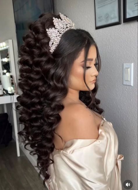 Hairstyles Quinceanera, Sweet 16 Hairstyles, Hollywood Curls, Half Updo Hairstyles, Gorgeous Birthday, Quince Hairstyles With Crown, Birthday Hairstyles, Hair Mistakes, Gorgeous Hairstyles