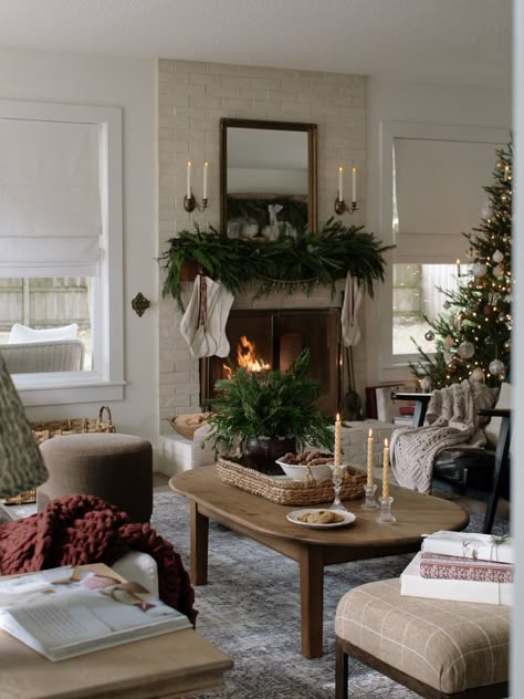 Christmas Living Room Couch, Classic Cozy Christmas Decor, Vintage Traditional Christmas Decor, Holiday Decor Christmas Living Room, Neutral Christmas Decor Living Room, Cozy Christmas Living Room Ideas, Cozy Christmas Decor Living Room, Cottage Christmas Living Room, Vintage Modern Christmas