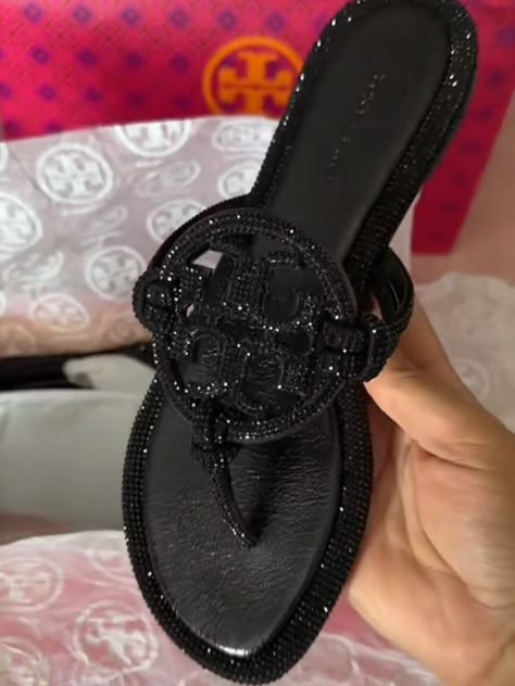 Latina Sandals, Fancy Sandals Flats, Baddie Sandals, Chanclas Aesthetic, Pretty Sneakers, Crocs Fashion, Pretty Sandals, Pretty Shoes Sneakers, Shoes Outfit Fashion