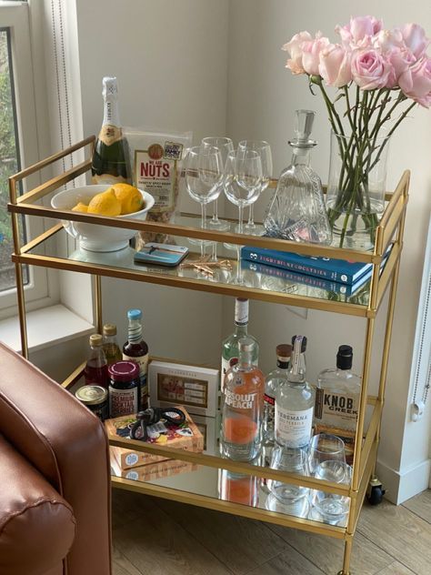 Home Bar Interior Design, Home Bar Cart Ideas, Bar Cart In Living Room, Living Room Bar Cart, Wine Apartment, Bar Cart Aesthetic, Style Bar Cart, Cute Bar Cart, Pink Bar Cart