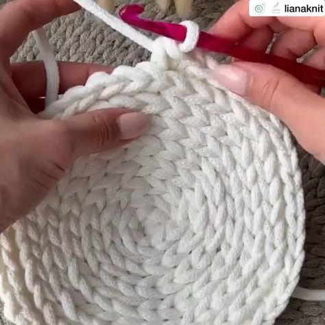 1,707 Me gusta, 0 comentarios - GüLSüm (@hayaal_dunyasi) en Instagram: "#selamunaleykum . #hayaal_dunyasi . #deryabaykal" Corak Krusye, Projek Mengait, Hantverk Diy, Crochet Stitches Video, Crochet Basket Pattern, Crochet Circles, Crochet Lessons, Crochet Stitches Tutorial, Crochet Stitches Patterns