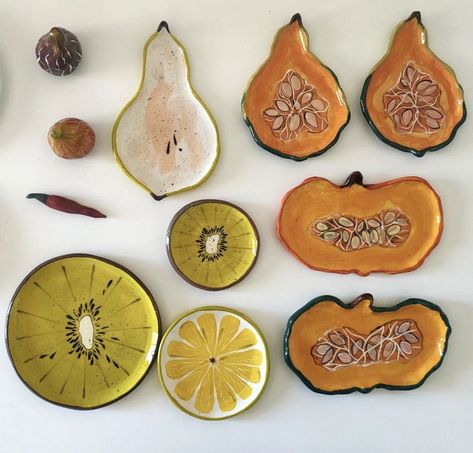 Ceramic Fruit, Clay Plates, Keramik Design, Pottery Crafts, Diy Pottery, Ceramics Projects, Clay Art Projects, Ceramics Ideas Pottery, Pottery Plates