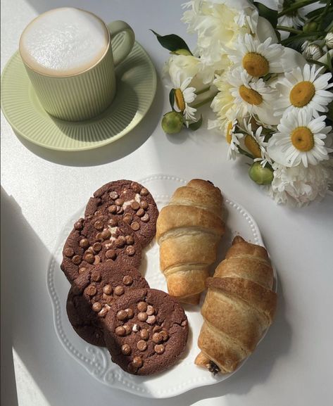 Coffee, Cookies and pastries Croissant Chocolate, Brunch Dessert, Dessert Cookies, Cookies Pastry, Recipe Sweet, Sweet And Salty, Food Recipe, Pastry, Dessert