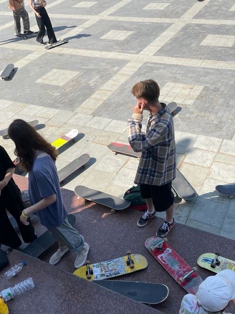 Skate Friend Group, Haikyuu Group Photo, Skater Magazine, Skateboarding Aesthetic, Skate Vibes, Skate Fits, Skate Aesthetic, Skateboard Aesthetic, Skater Vibes