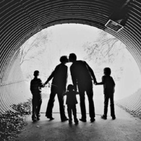 Awesome idea for a Family photo..! Photo Thoughts, Monochrome Portrait, Family Pic, Holiday Photography, Shadow Photography, Photography Help, Family Pics, Family Picture, Tattoos For Kids