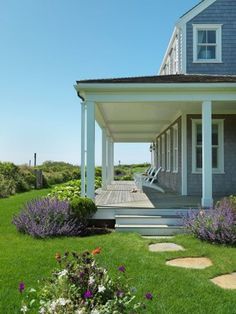 Surfside Chic Nantucket beach house retreat Covered Porch Ranch House, Nantucket Beach House, Unique Shots, Extension Veranda, Farmers Porch, Dream Porch, Nantucket Beach, Traditional Porch, Cheap Landscaping Ideas