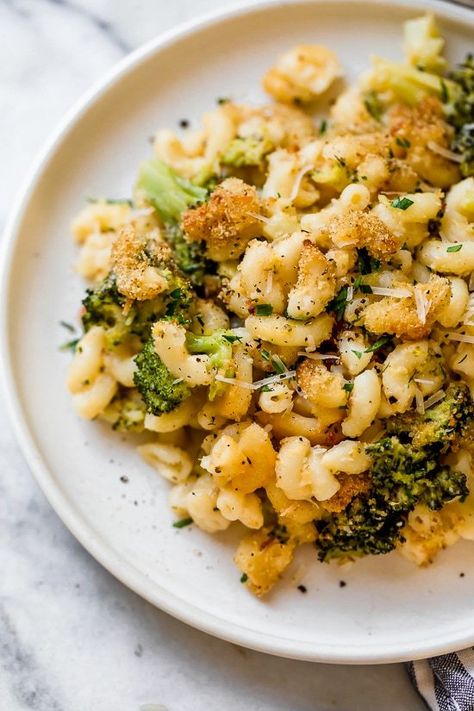 This homemade, lightened up baked mac and cheese recipe adds broccoli to the mix, a great way to sneak veggies in a kid's favorite dish! Homemade Baked Mac And Cheese, Broccoli Mac And Cheese, Baked Broccoli, Best Mac N Cheese Recipe, Baked Mac And Cheese Recipe, Baked Mac, Mac And Cheese Recipe, Skinny Taste Recipes, Meatless Meals