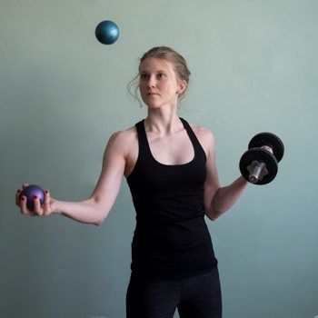 Improving coordination through juggling while holding dumbbell Coordination Exercises, Softball Workouts, Coordination Activities, Hand Eye Coordination, Yoga Movement, Eye Exercises, Personal Improvement, Athletic Training, Motivational Pictures