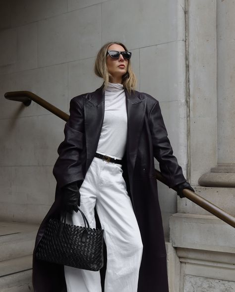 Hiding from the downpours in @giorgioarmani #whitejeans #jeansoutfit #leathercoat #autumnlook Barrel jeans | white jeans | leather trench | autumn outfit | all white outfit | leather gloves Leather Gloves Outfit, Gloves Outfit, Long Leather Gloves, Barrel Jeans, All White Outfit, Leather Trench, White Outfit, Jeans White, Autumn Outfit