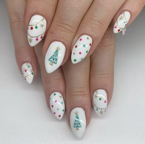 Christmas Light Nail Art, Girly Christmas Nails, Ornament Nails, Nail Noel, Cute Simple Nails, Cute Christmas Nails, Christmas Nails Easy, Christmas Gel Nails, Christmas Nail Art Designs