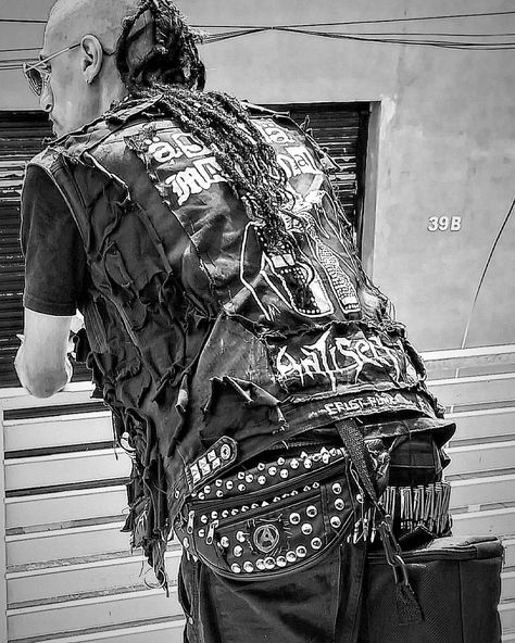 Foda se . . #crustpunk #crust #stenchcore #punkaesthetic #punkstyle #punkhair #punks #punkmusic #punkrockers #punklife #punkrocker #diy #diypunk #heavymetal #deathcrust #deathgrind #deathmetaltshirt #goregrind #deathmetalband #metalhead #metalmusic Crust Jacket, Flying Wallpaper, Emo Goth Aesthetic, Crust Pants, Gutter Punk, Gravity Falls Characters, Punk Outfit, Punk Style Outfits, Punk Men