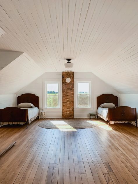 DIY Farmhouse Loft Renovation - Midcounty Journal Old Farmhouse Attic Remodel, Farmhouse Loft Ideas Upstairs, Open Loft Bedroom, Farmhouse Attic, Farmhouse Loft, Upstate House, Loft Renovation, Vermont House, Deco Halloween